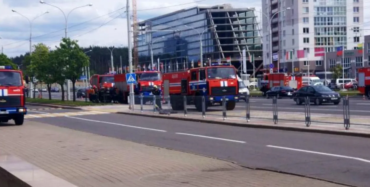 Пажарныя разлікі каля станцыі метро "Усход" /&nbsp;twitter.com/112MINSK&nbsp;&nbsp;&nbsp;&nbsp;