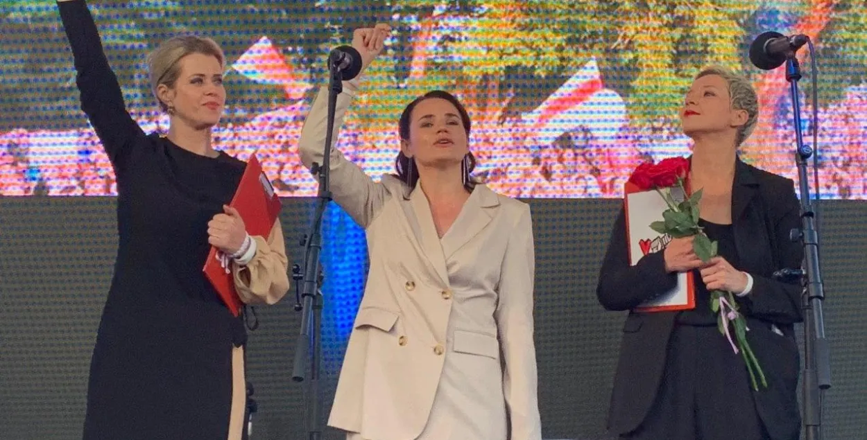 Святлана Ціханоўская разам з "баявымі сяброўкамі" на мітынгу 6 жніўня ў парку Дружбы народаў у Мінску / Еўрарадыё