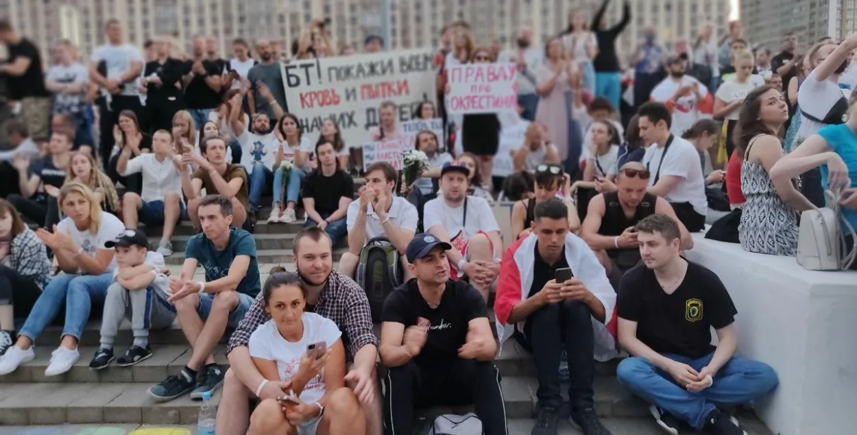 Акцыя пратэсту каля будынка Белтэлерадыёкампаніі ў Мінску 15 жніўня 2020 года / Еўрарадыё