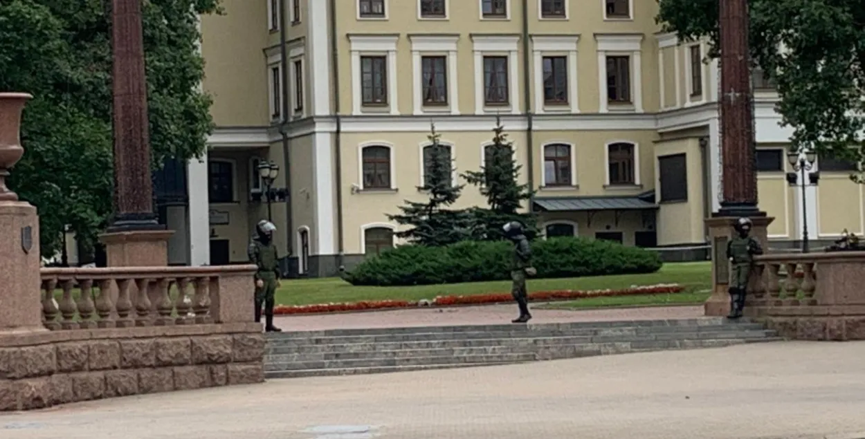 Аўтазакі, ваенная тэхніка, агароджы і АМАП: сілавікі рыхтуюцца да маршу апазіцыі