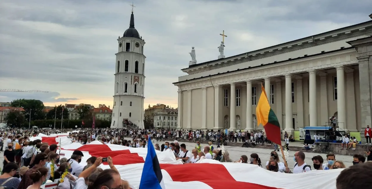 Акцыя салідарнасці жыхароў Вільні з беларусамі 23 жніўня 2020 года / "Новая газета &mdash; Балтия"&nbsp;
