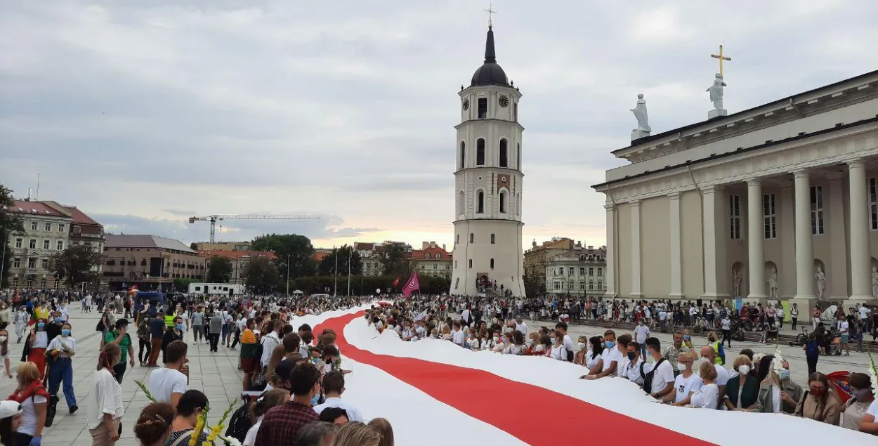 Ланцуг салідарнасці з беларускімі пратэстоўцамі ў Вільні / "Новая газета &mdash; Балтия"&nbsp;