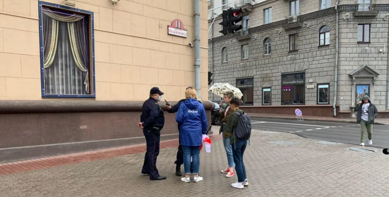 Людзей з бел-чырвона-белым сцягам не пускаюць на плошчу Незалежнасці ў Мінску / Еўрарадыё