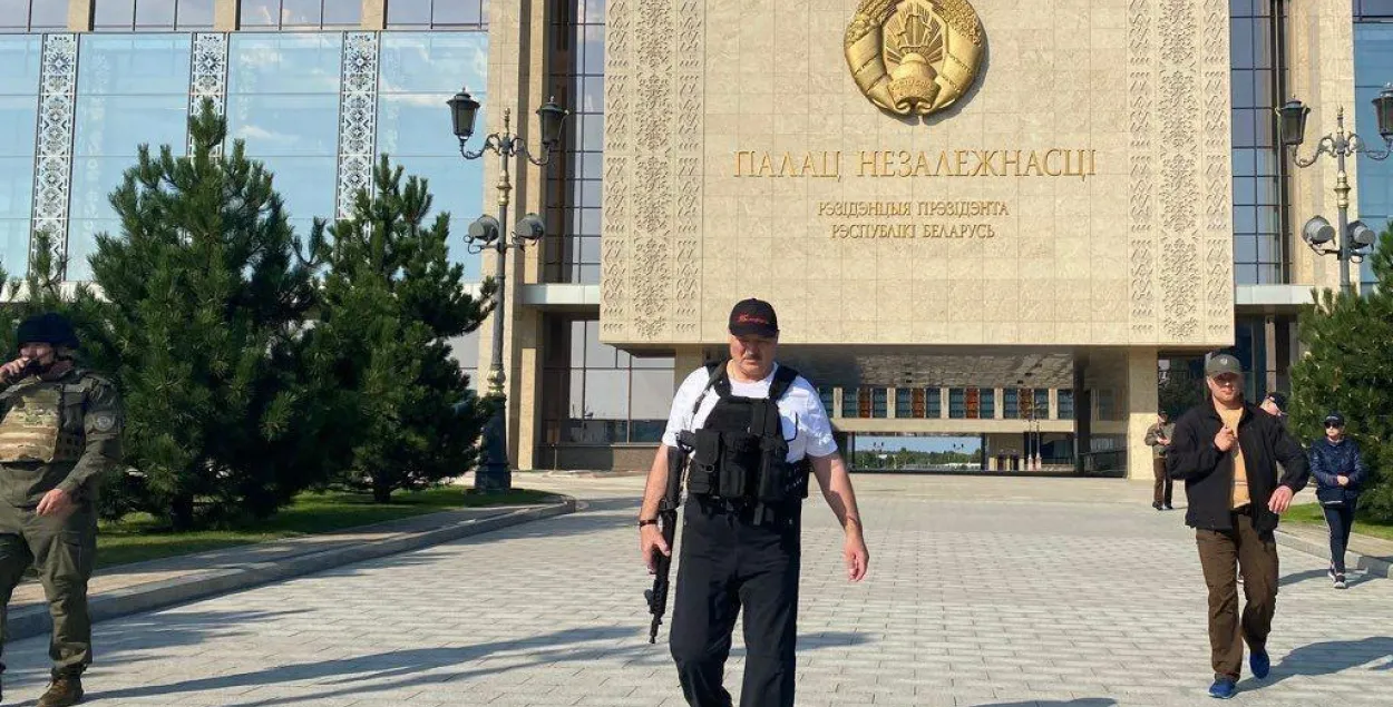 Александр Лукашенко у Дворца независимости в Минске 30 августа 2020 года / "РИА Новости"