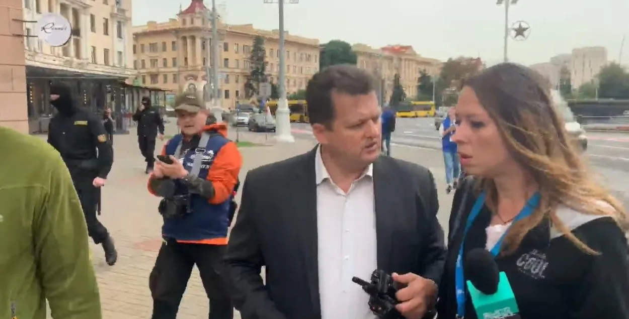 Журналістку Еўрарадыё Марыю Вайтовіч затрымліваюць у прамым эфіры Еўрарадыё ў часе студэнцкага пратэсту / кадр з відэа