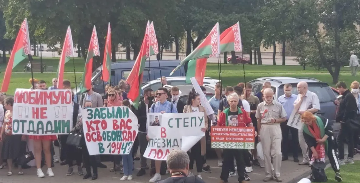 У Мінску прыхільнікі Лукашэнкі пікетуюць амбасаду Польшчы