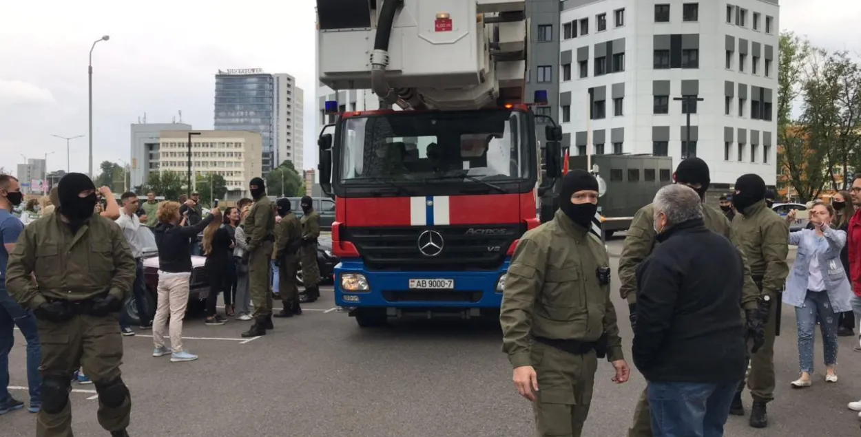 В столичный двор приехала машина МЧС и силовики, чтобы снять с дома БКБ-флаги