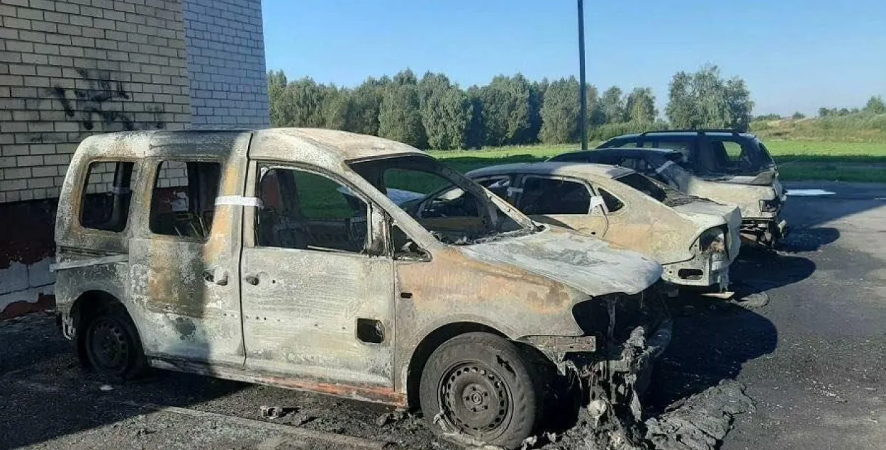 Мы простые люди — врагов у нас нет: в Дрогичине ночью сгорели 4 машины