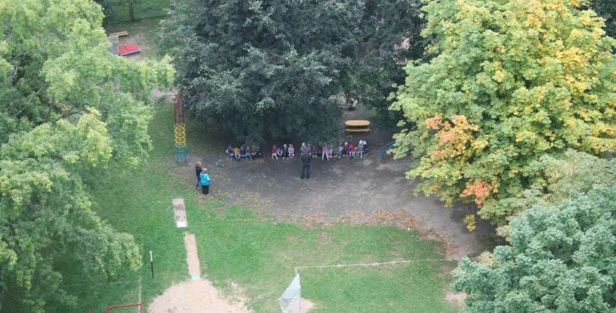 В детский сад пришёл милиционер. Заведующая: А что, нельзя никаких развлечений?