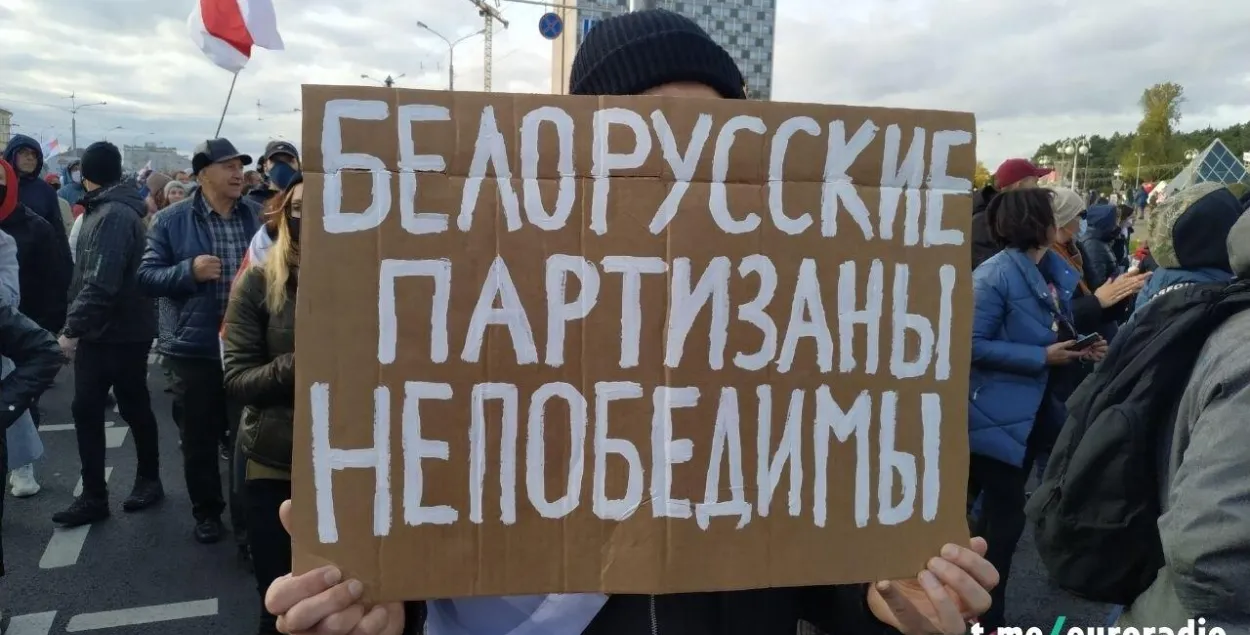 Партизанский марш в фотографиях: плакаты, флаги и волна людей