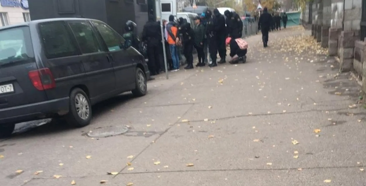 Минских гимназистов забрал автозак? "Дети на месте", — говорят в гимназии №18