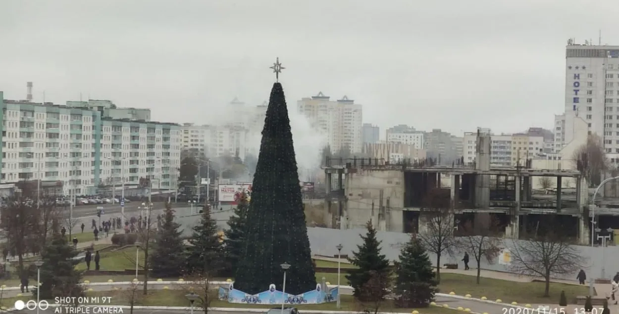 Дым ад светлашумавых&nbsp;гранатаў&nbsp;у раёне метро "Пушкінская" 15 лістапада 2020 года / ад чытача "Радыё Свабода"