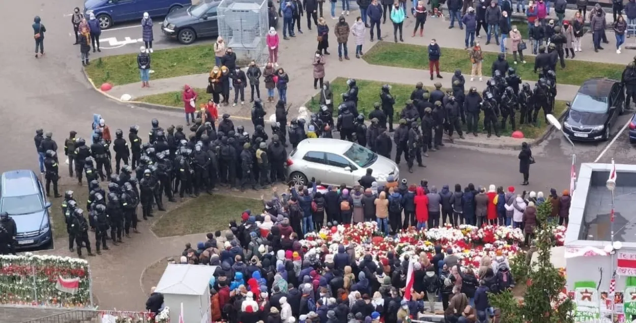 Пратэстоўцы не даюць сілавікам наблізіцца да мемарыяла забітаму Раману Бандарэнку ў Мінску 15 верасня 2020 года / "Радыё Свабода"