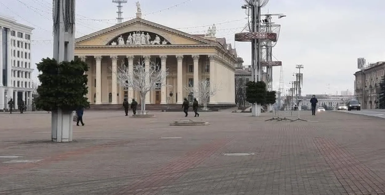 Людзі ў форме прыбіраюць ачапленне і агароджу&nbsp;з Кастрычніцкай плошчы