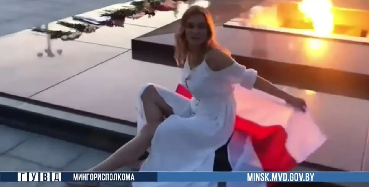 Свой ролик девушка снимала с бело-красно-белым флагом / УВД Мингорисполкома​​