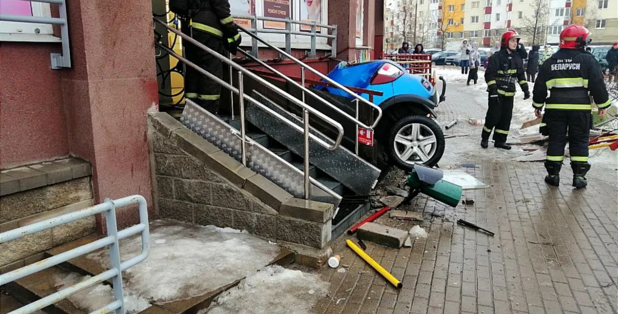 Выратавальнікі працуюць на месцы ДТЗ у Мінску
