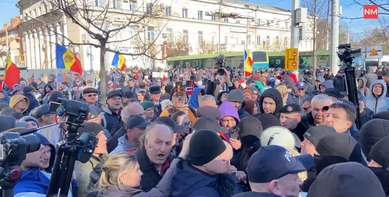 Полиция сдерживает протестующих, пытающихся прорваться к зданию правительства Молдовы / NewsMaker

&nbsp;
