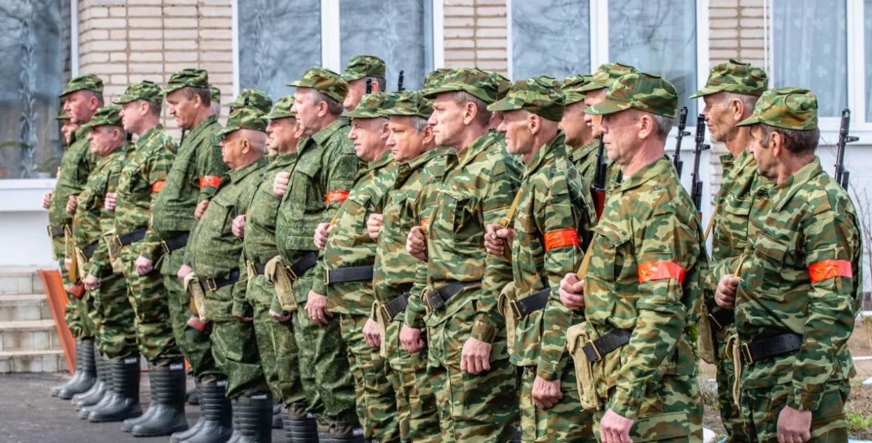 Народнае апалчэнне — справа добраахвотная, але насамрэч туды адбіраюць "надзейных" людзей / edinstvo.by
