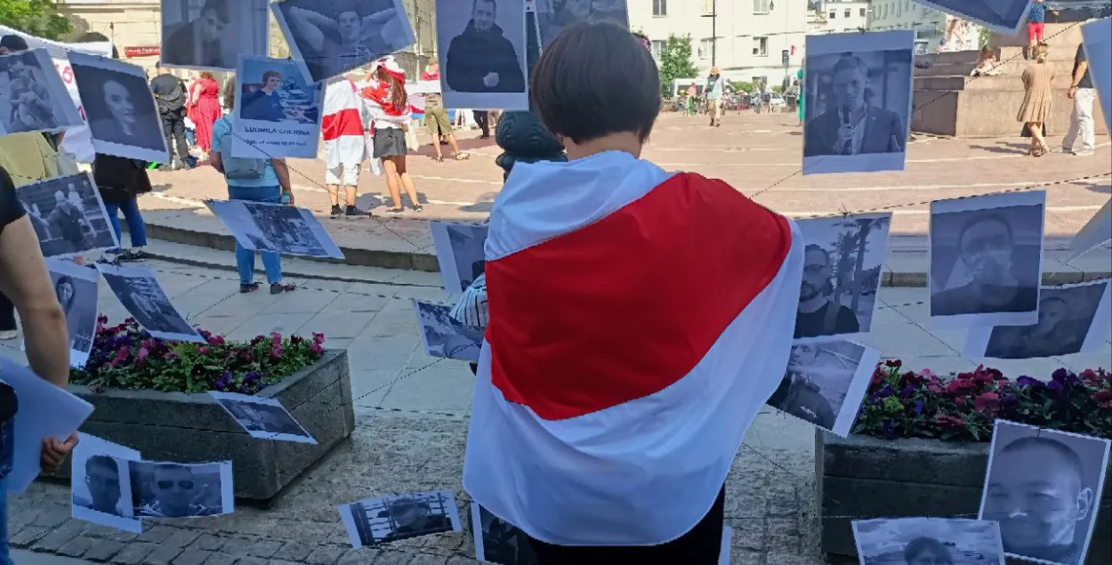 В Варшаве создали импровизированную ограду из проволоки и прицепили к ней снимки политзаключенных / @viasna96
