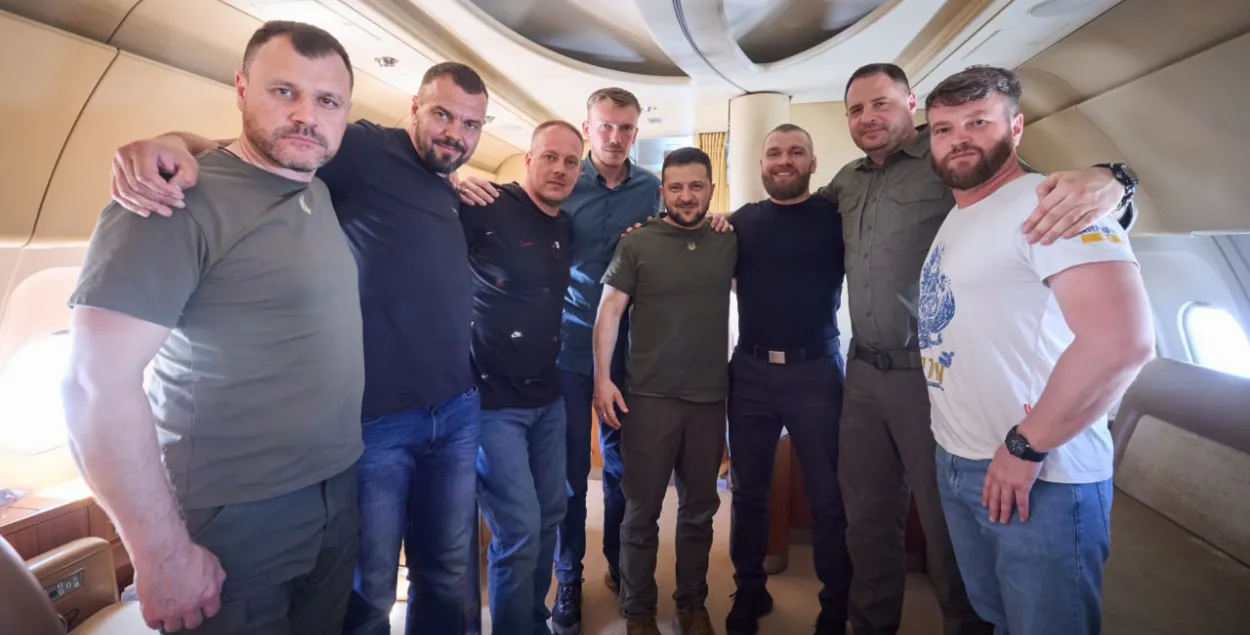 Камандзіры абаронцаў "Азоўсталі" разам з Зяленскім / тг-канал Зяленскага
