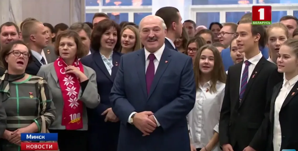 Лукашэнка праспяваў з бээрэсэмаўцамі песню пра трывожную маладосць (відэа)