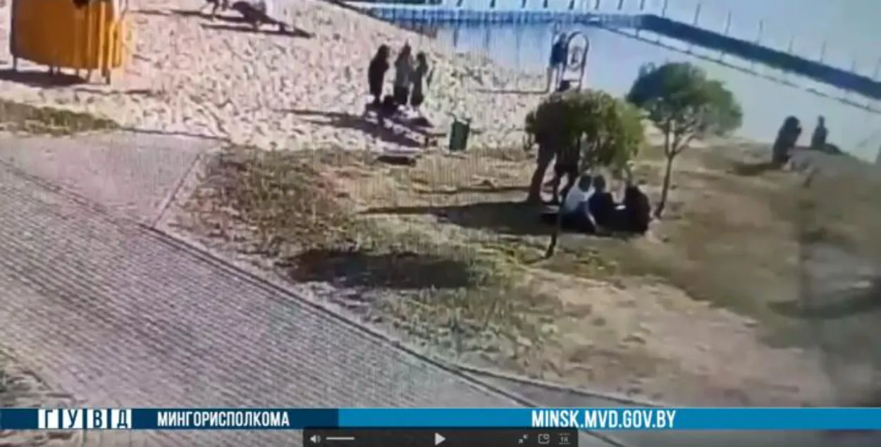 Пляж / кадр з відэа ГУУС Мінгарвыканкама

