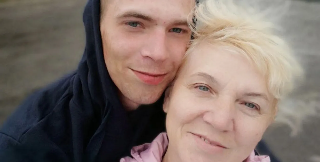 Уладзіслаў Тамашэвіч з мамай пасля выхаду з калоніі / Фота праваабаронцаў