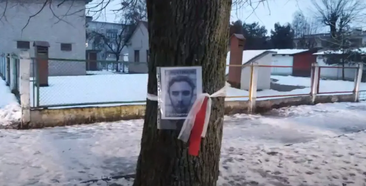 У Баранавічах на дрэвах з'явілася сотня партрэтаў палітвязняў