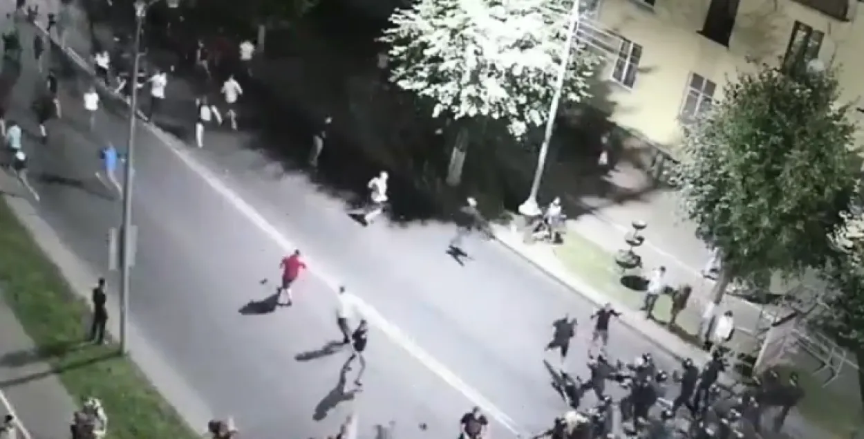 Стычка в Борисове во время разгона уличной акции протеста / Скриншот с видео МВД​