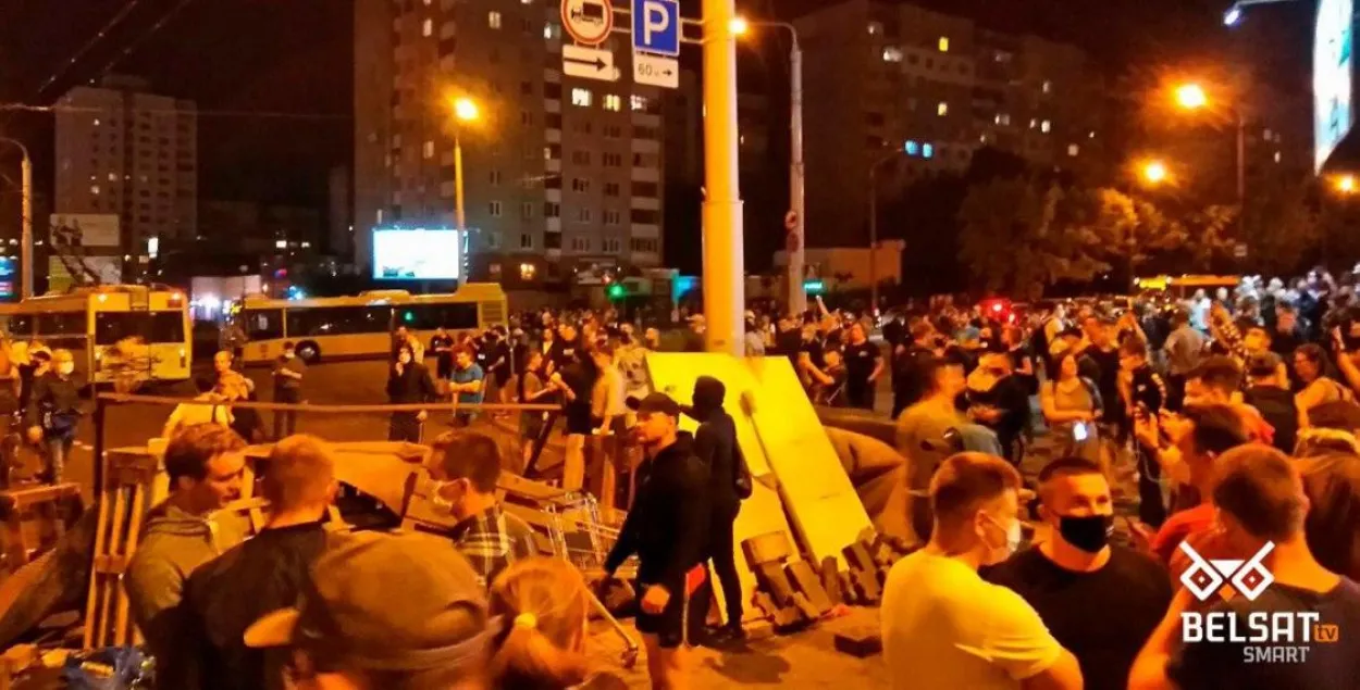 Нязгодныя з вынікамі выбараў мінчане ля ГЦ "Рыга" / "Белсат"​