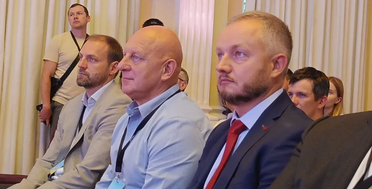 Валерий Сахащик (в центре) на конференции "Новая Беларусь" в Вильнюсе / Еврорадио