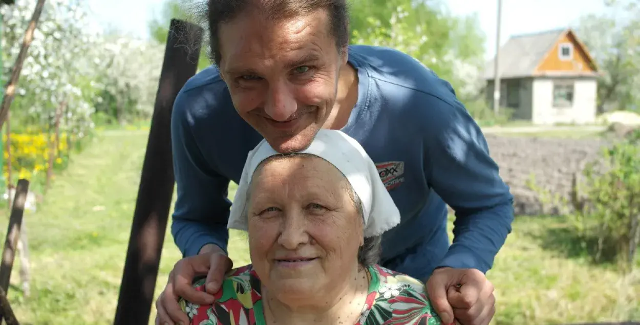 “Міргні, каб мы зразумелі”: як у Белаазёрску жыве паралізаваны польскі музыка