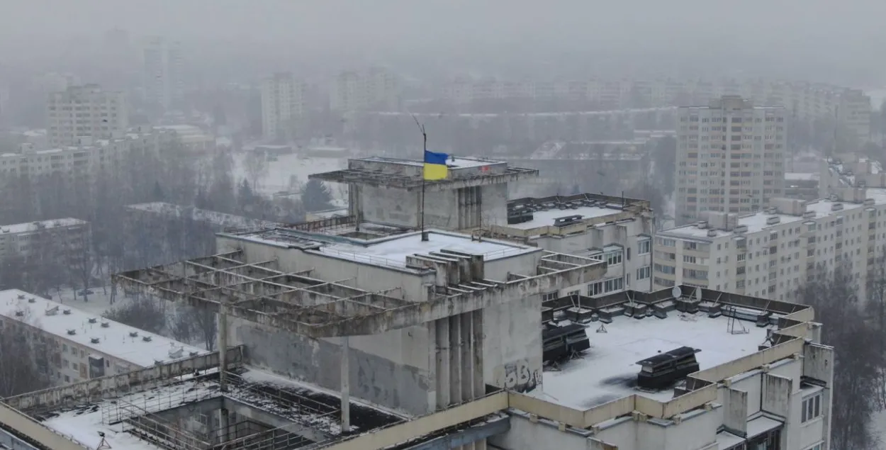 Украінскі сцяг узнялі ў Мінску / t.me/motolkohelp
