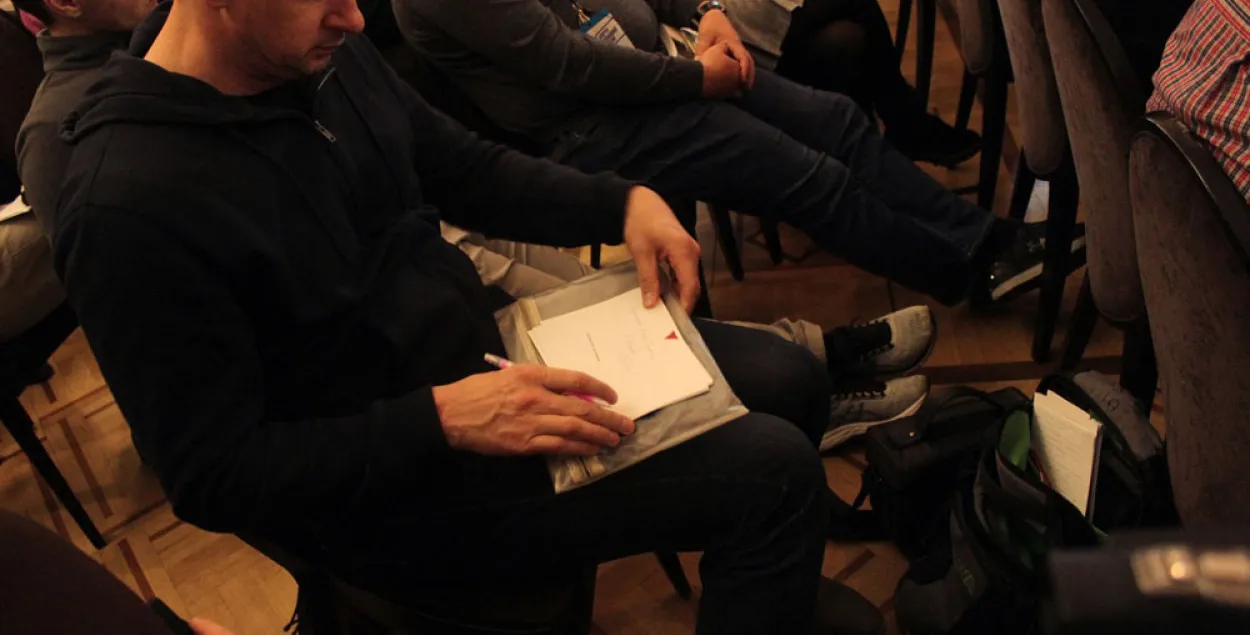 "Цярпення вам, братцы" — Сянцоў падпісаў паштоўкі беларускім палітвязням