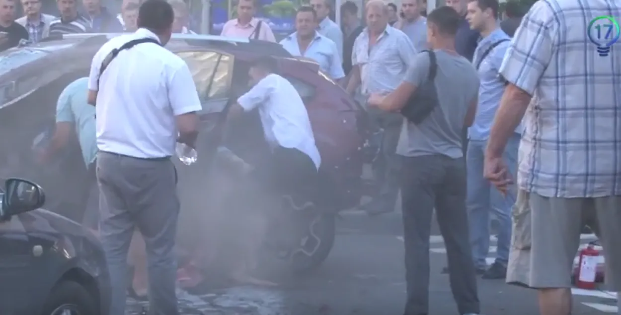 Відэа: жыхары Кіева спрабуюць выратаваць Паўла Шарамета