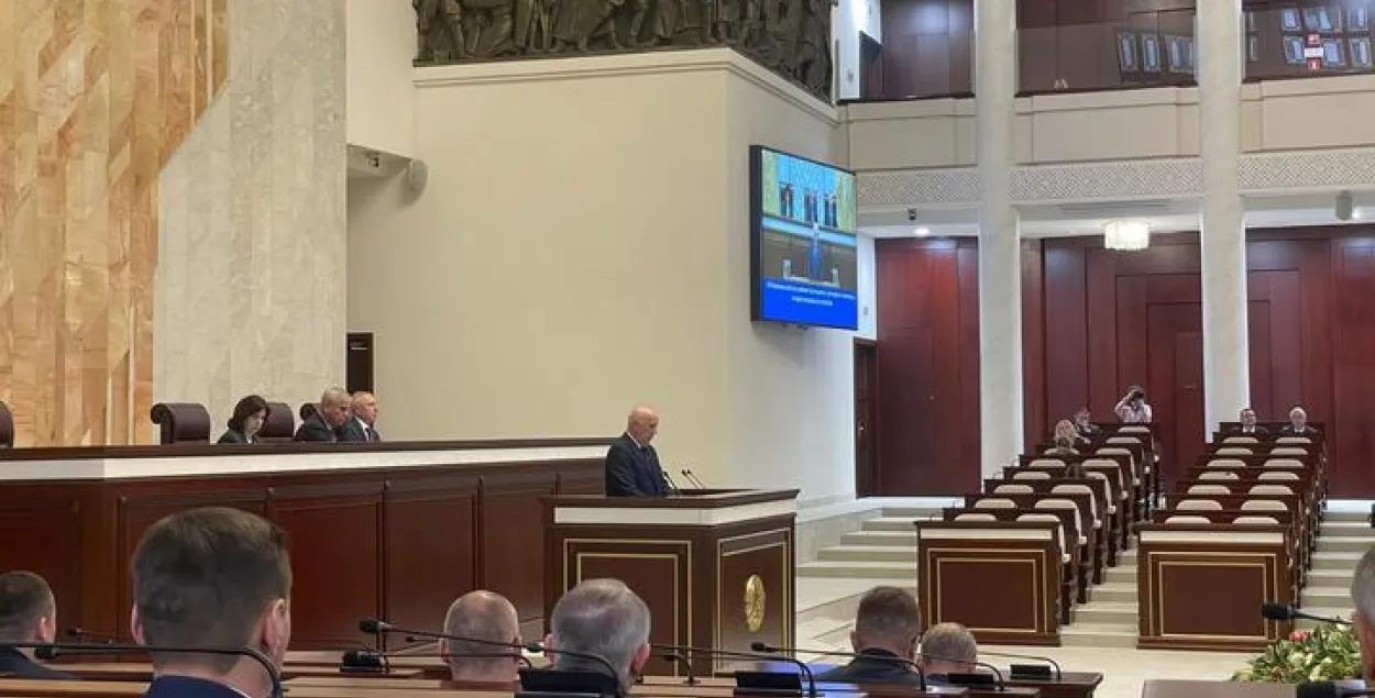 Анатолий Сивак выступает перед депутатами / пресс-служба правительства
