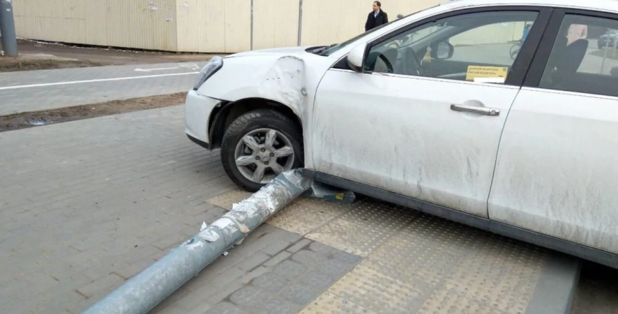 У Мінску ў выніку ДТЗ на пешахода ўпала асвятляльная мачта