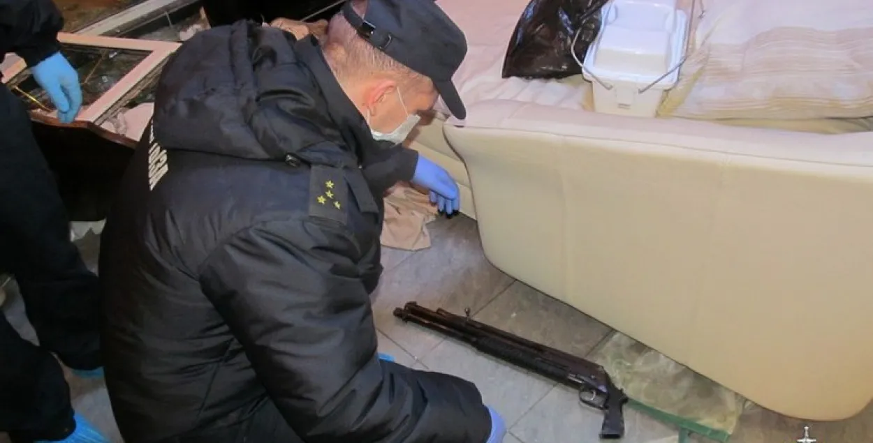 У Пінску чацвёра мужчын у масках напалі на дом прадпрымальніка (фота)