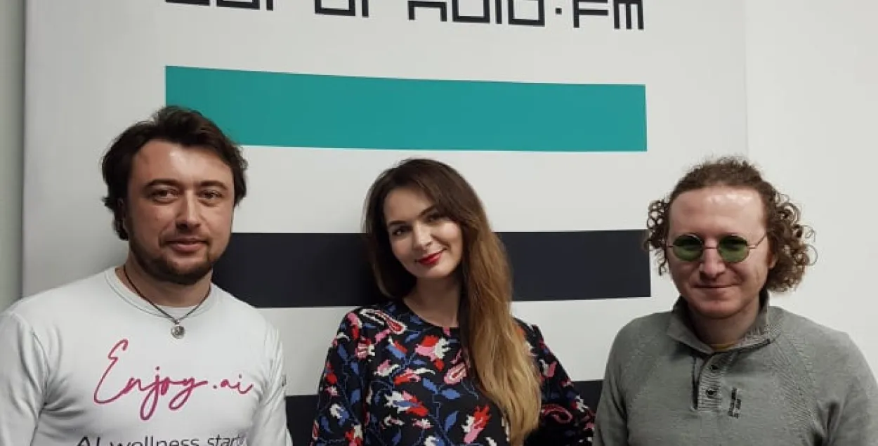 Дзмітрый Зяневіч з сувядоўцамі "Стартапніцы" / Еўрарадыё
