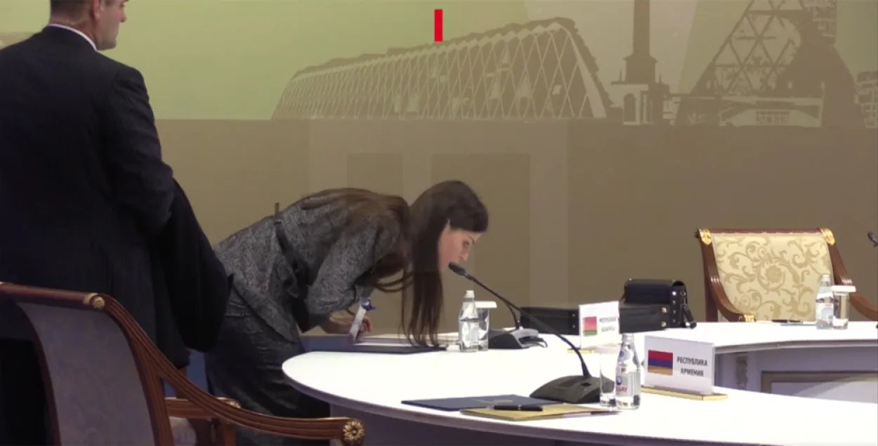 Са стала Лукашэнкі на саміце АДКБ здзьмухвалі пылінкі (відэа)