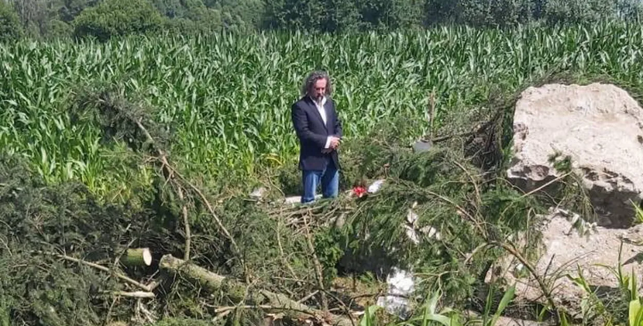 Генеральнага консула Польшчы ў Гродне Анджэя Рачкоўскага, які прыбыў на месца знішчанага помніка / Znadniemna.pl​