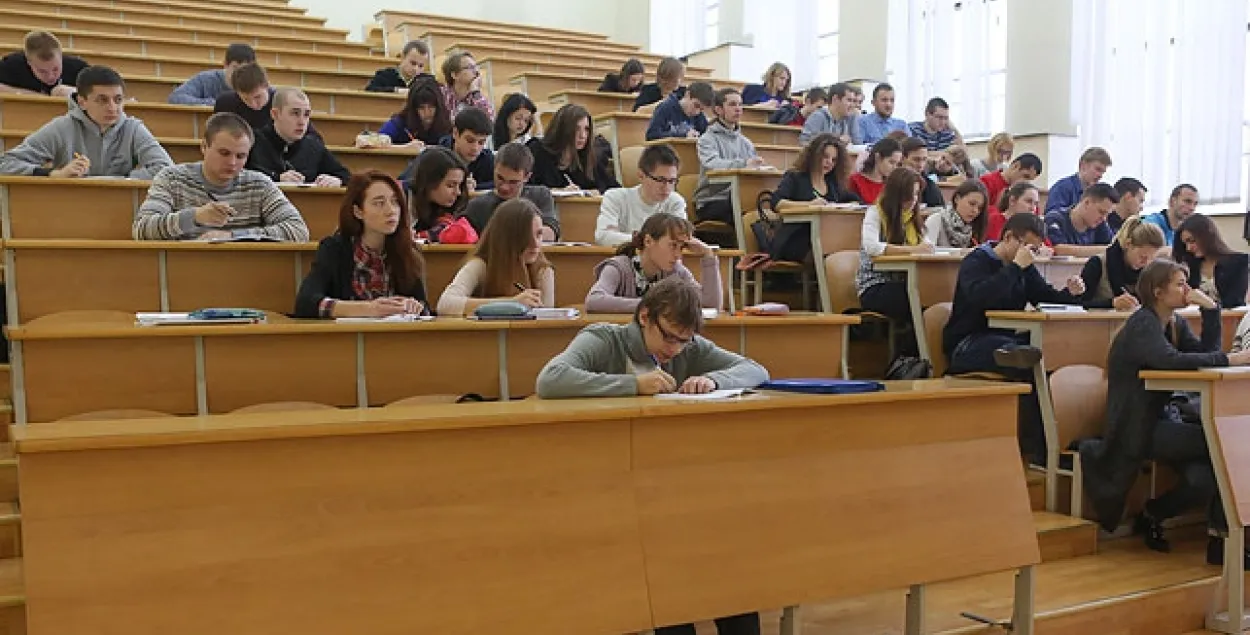 У беларускіх ВНУ пачынаюцца ўнутраныя ўступныя іспыты