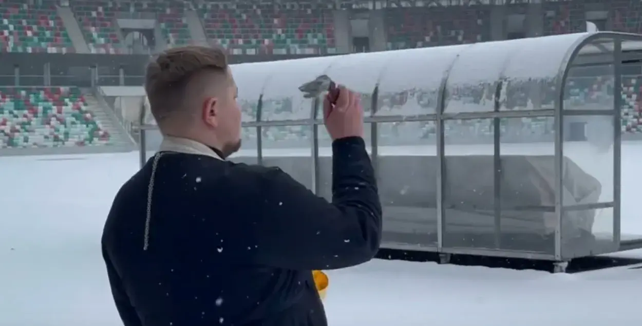 Православный священник освящает стадион "Динамо" / stadium-dinamo.by​