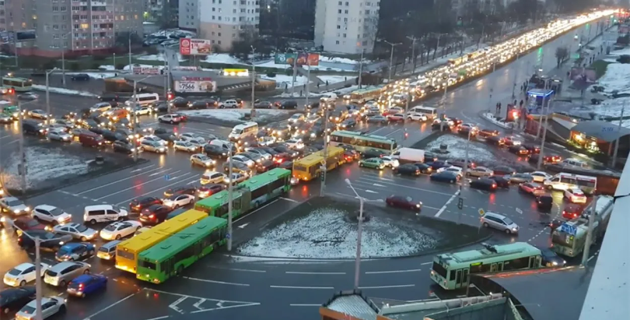 У Мінску ў панядзелак не працавалі 30 святлафораў