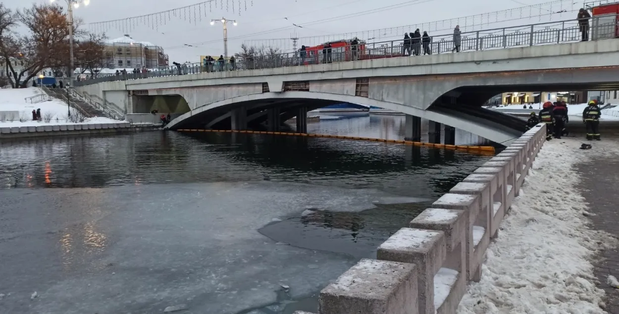 Мінскія ратавальнікі прыбралі 100-метровую алеістую пляму на Свіслачы 