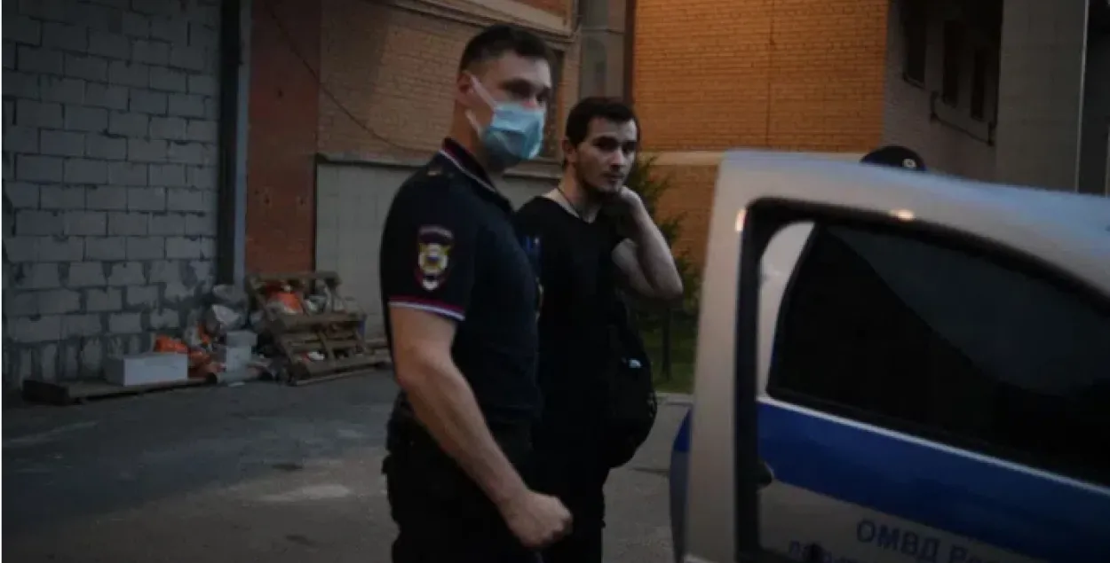 Евгений Шабалюк в сопровождении полицейского / "Новая газета"