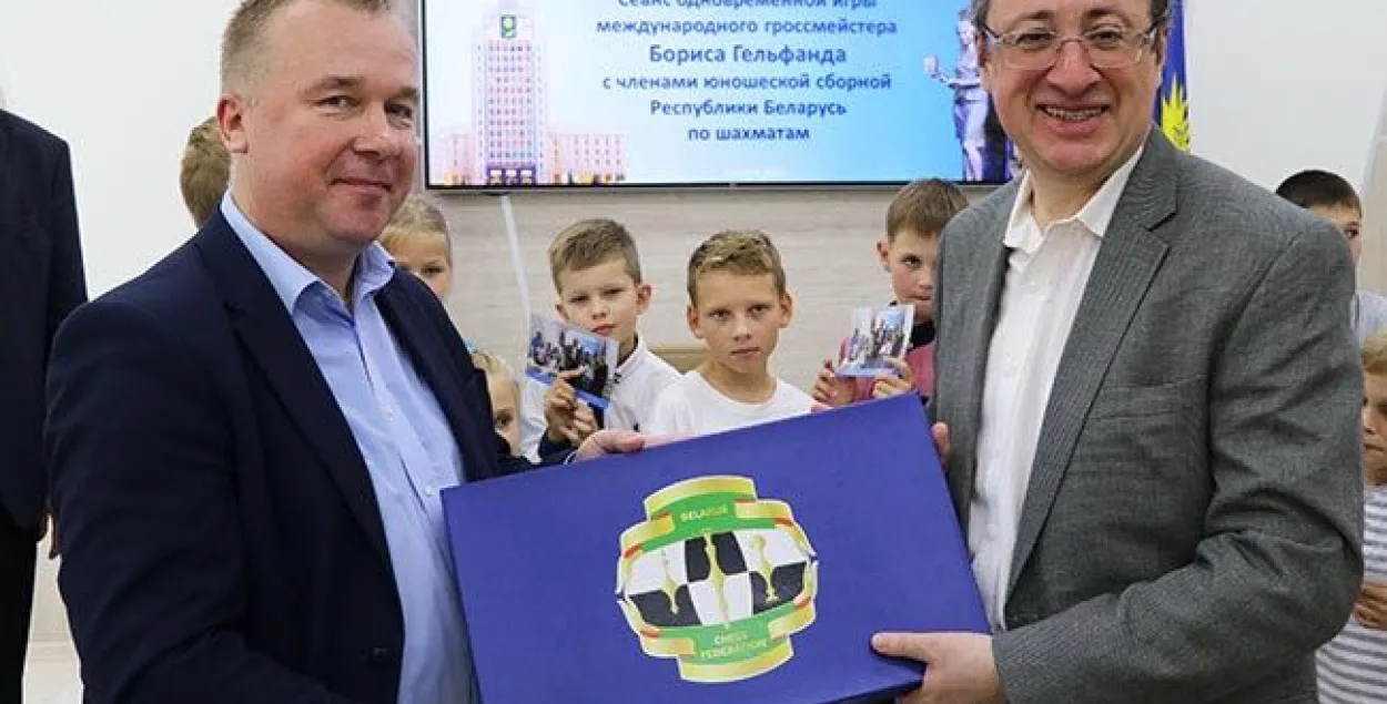 Александр Шамко (слева) с гроссмейстером Борисом Гельфандом / openchess.by​