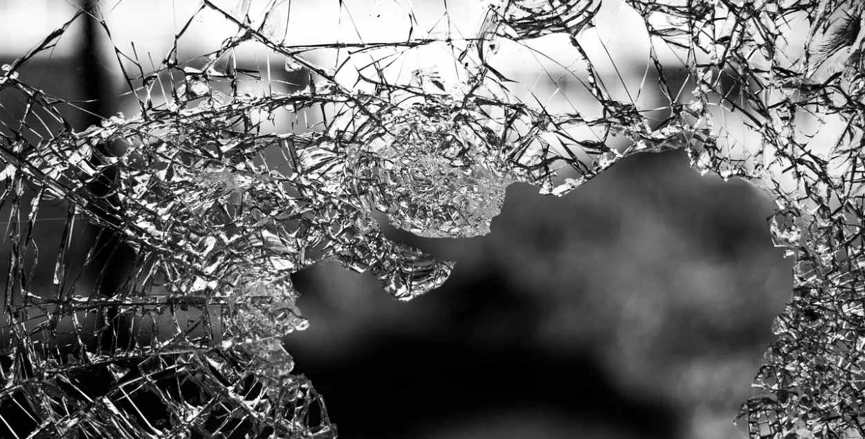 П'яны магілёвец не мог знайсці дзверы ў аўтобусе, таму выйшаў праз акно