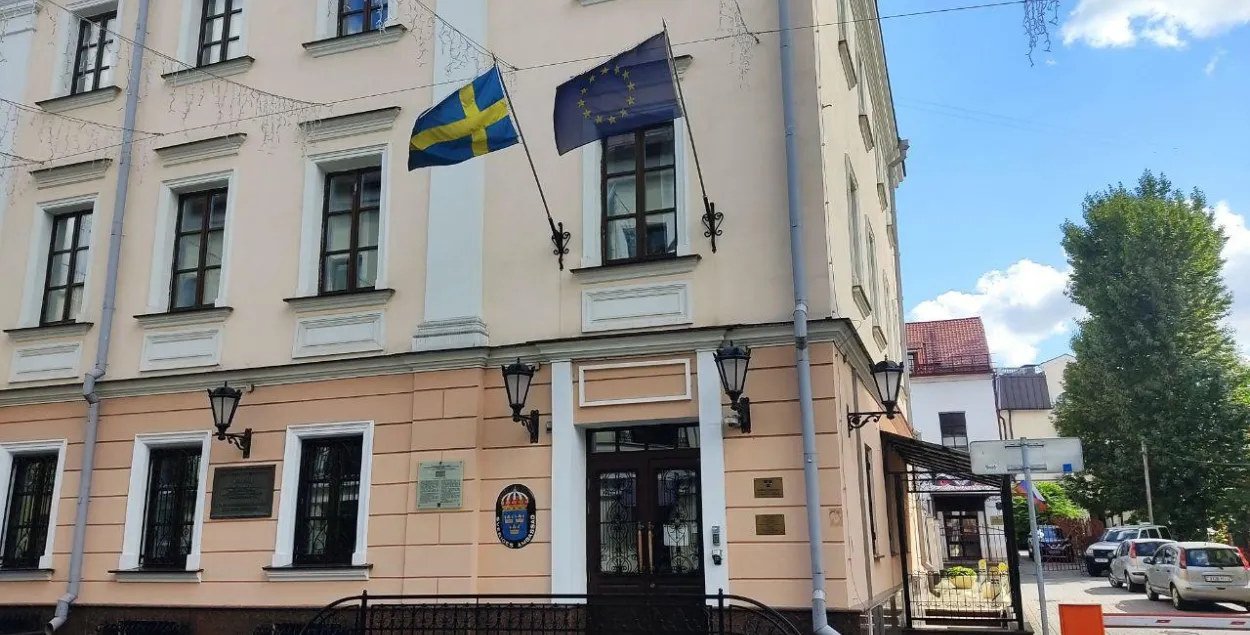 Амбасаду Швецыі ў Мінску ўзялі ў аблогу сілавікі