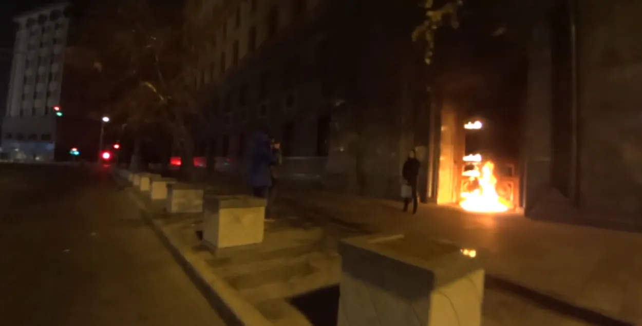 У Маскве падпалілі цэнтральны ўваход у будынак ФСБ (фота)